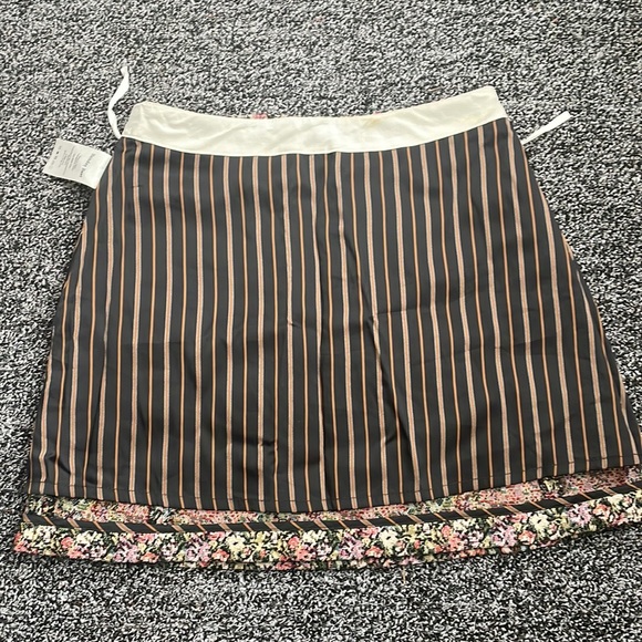 Aritzia Sunday Best Floral mini skirt in 0 - Picture 4 of 4